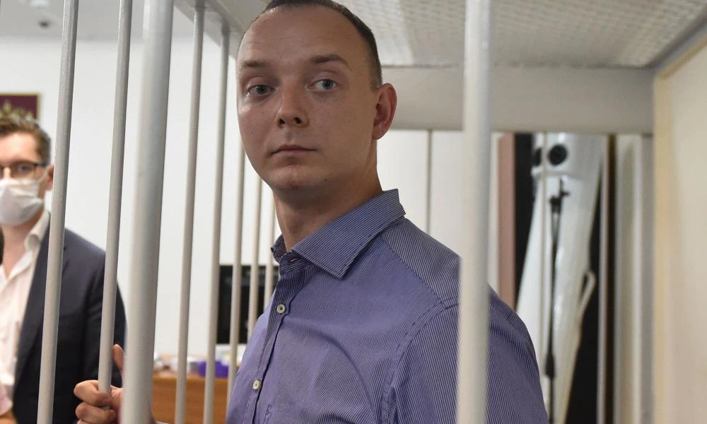Ρωσία: «Φλερτάρει» με 20 χρόνια φυλακή διάσημος δημοσιογράφος που δικάζεται για προδοσία